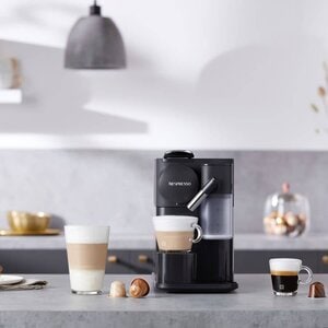 DeLonghi macchina da caffè a capsule Nespresso Lattissima One Nero
